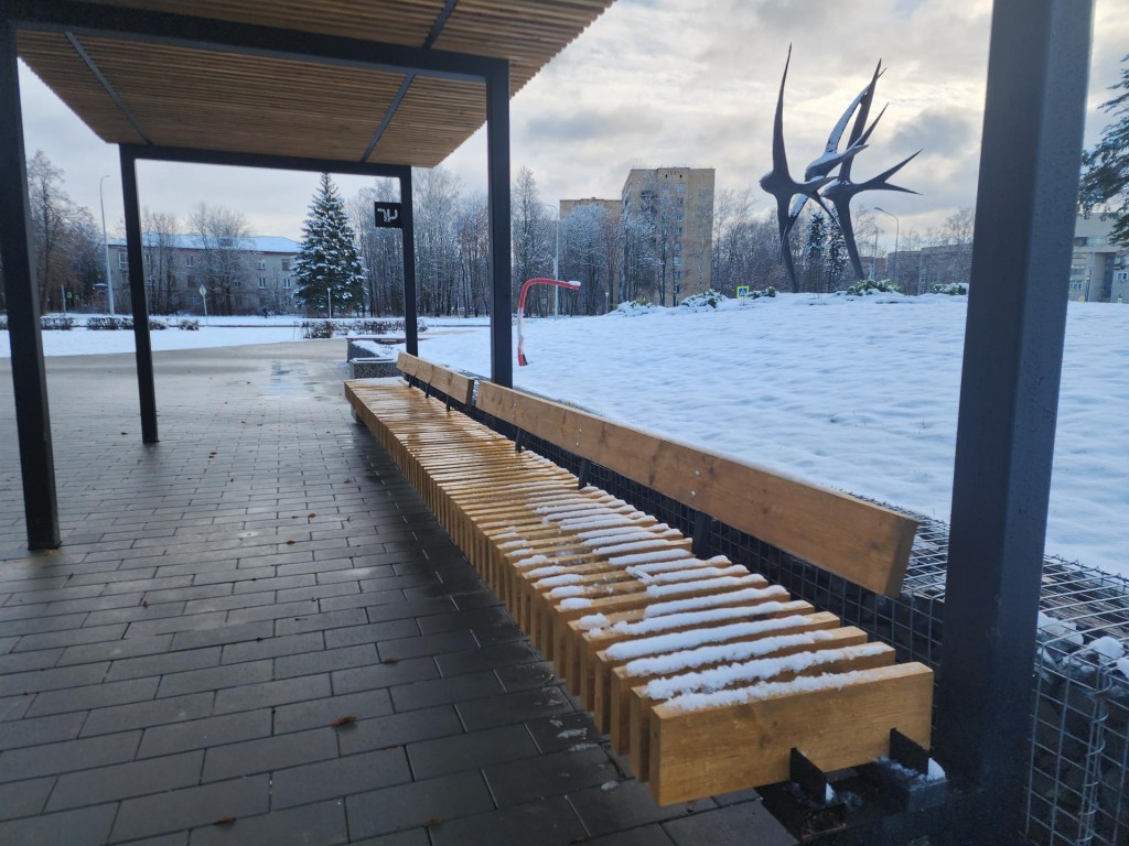 В Черноголовке установили новые лавки с навесами около поликлиники