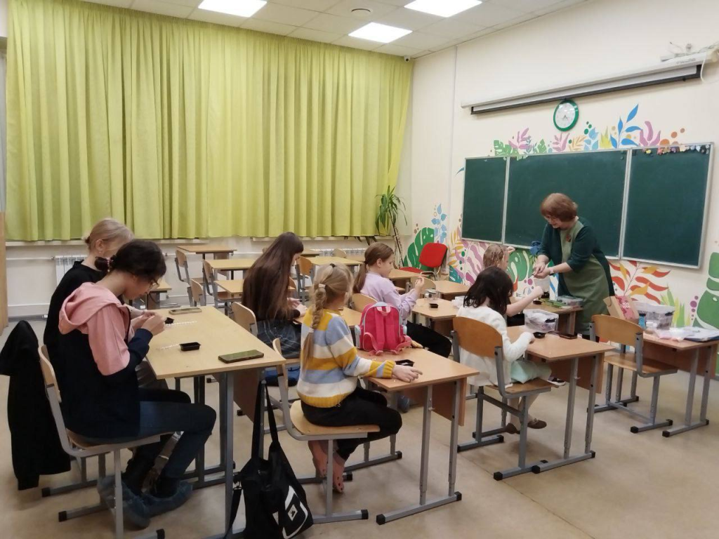 День матери в Красногорске: дети-мастера создали подарки для мам