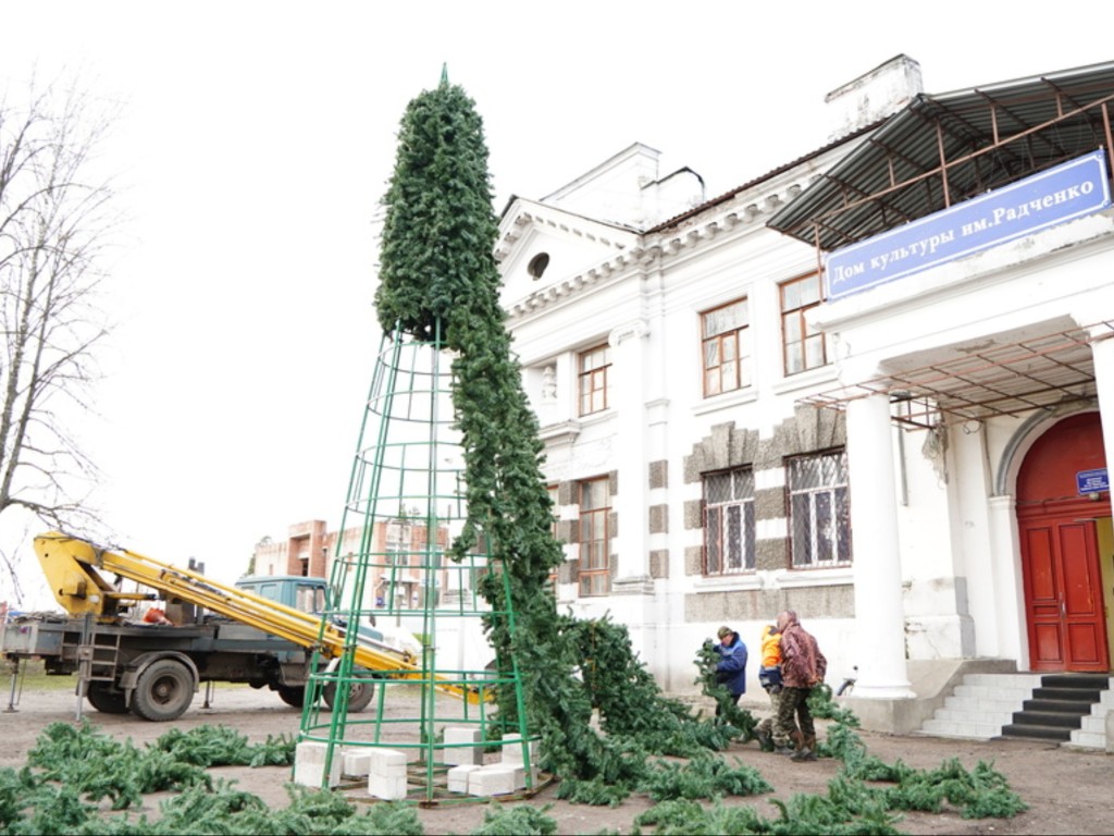 Главные новогодние ели высотой 16 метров уже начали устанавливать в парках Шатуры
