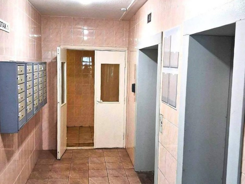 Потолок подвесной, дверь бесшумная: где в Подмосковье отремонтировали подъезды и что будет с остальными