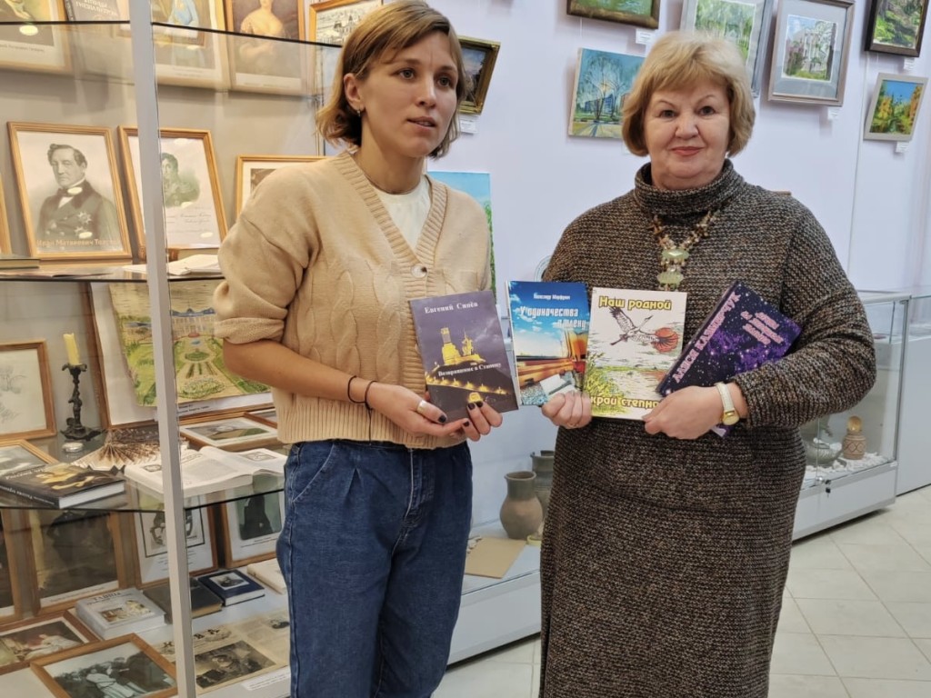Жители Воскресенска встретились с писательницей из Луганска
