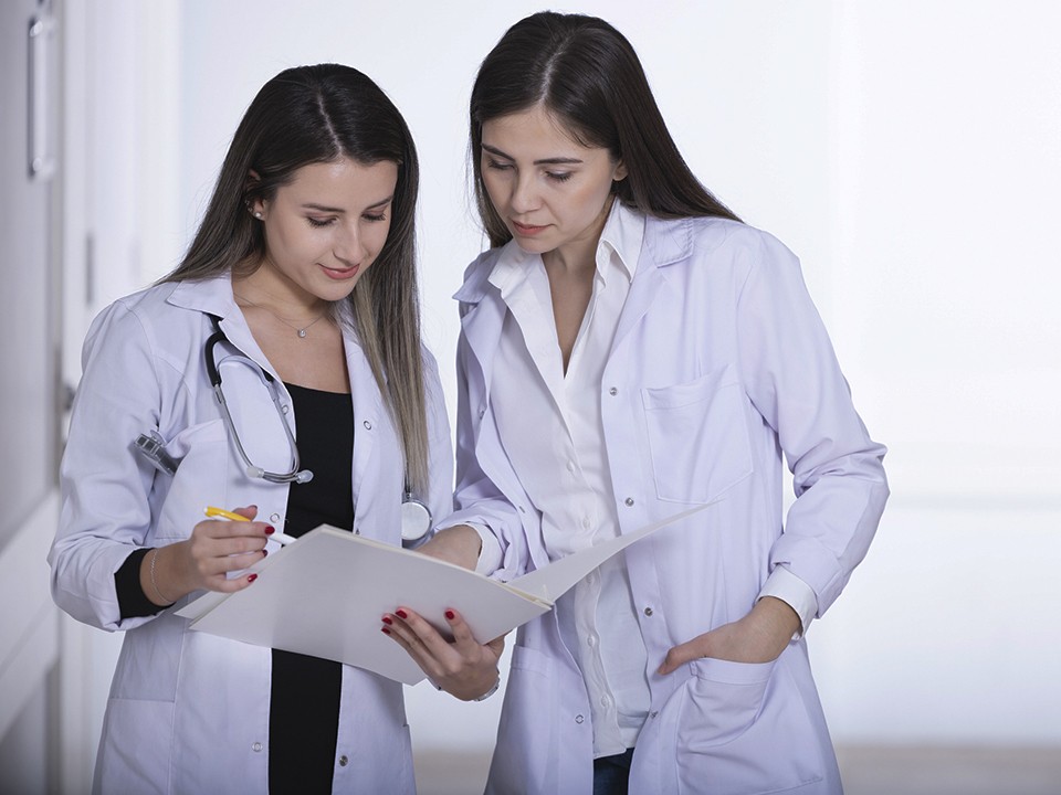 Выпускников медвузов обязали работать по три года с наставником: нюансы нового закона