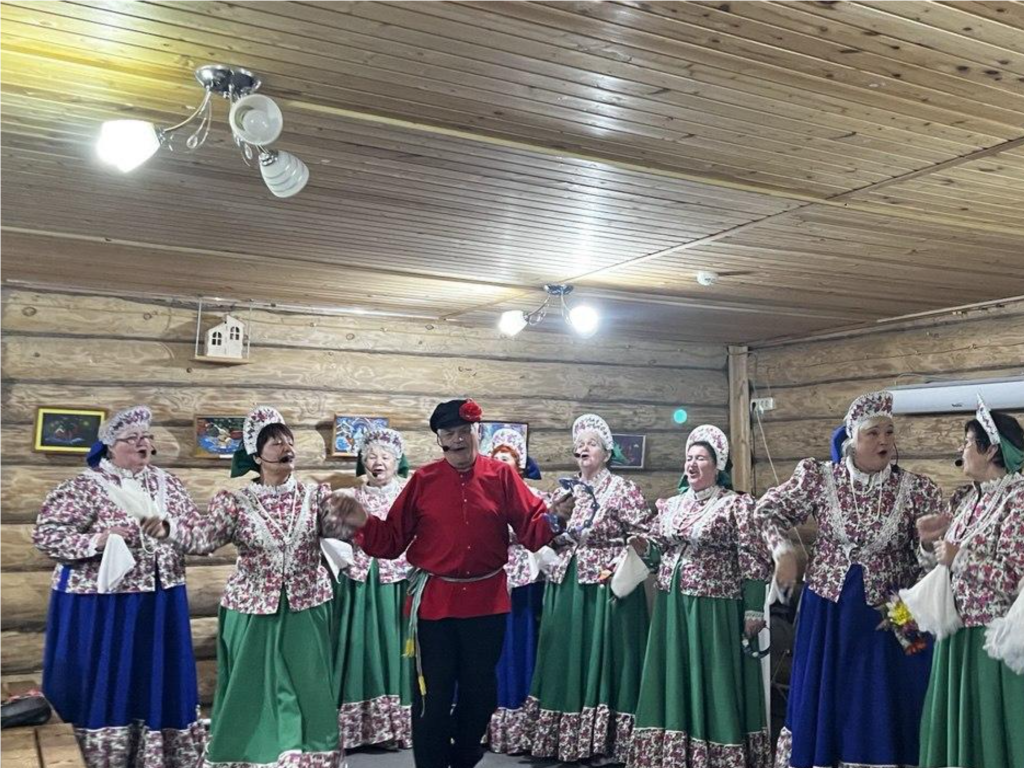 Каширские пенсионеры отметили День матери концертом