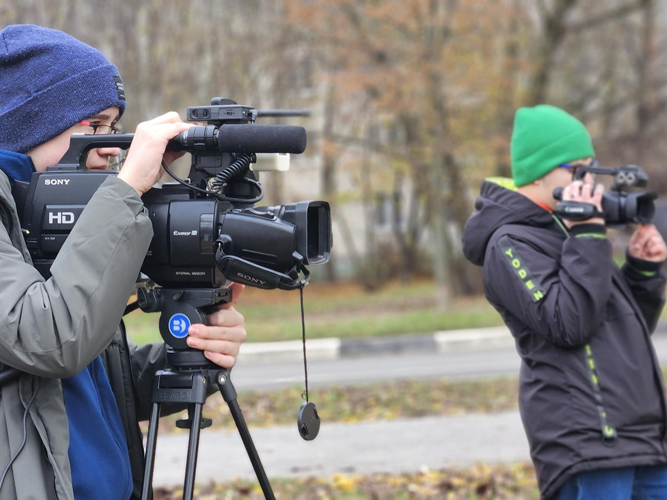 Юнкоры «Взлета» устроили съемки осеннего телесюжета на набережной Быковки