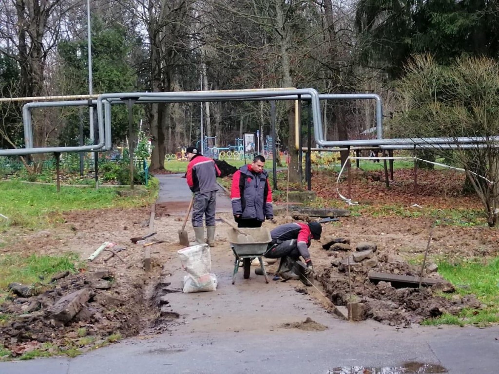 Асфальтовый апгрейд: в Восходе обновили тротуар у дома № 7