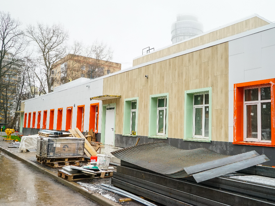 Капремонт в детском саду на Ленинском проспекте завершат до конца года