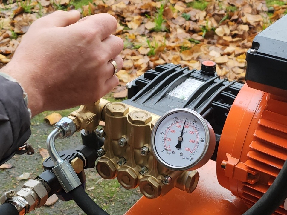 Сантехники устранили засор на Курыжова и ликвидировали затопление подвала