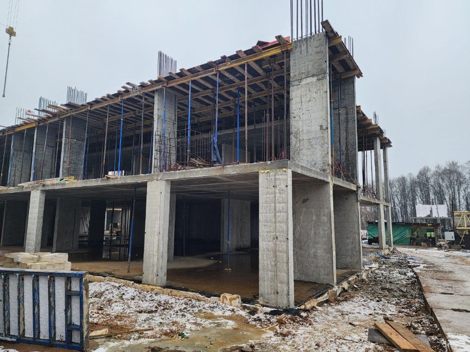 От нулевого цикла до второго этажа: в поселке Поварово растет новый жилой комплекс для переселенцев из трех домов