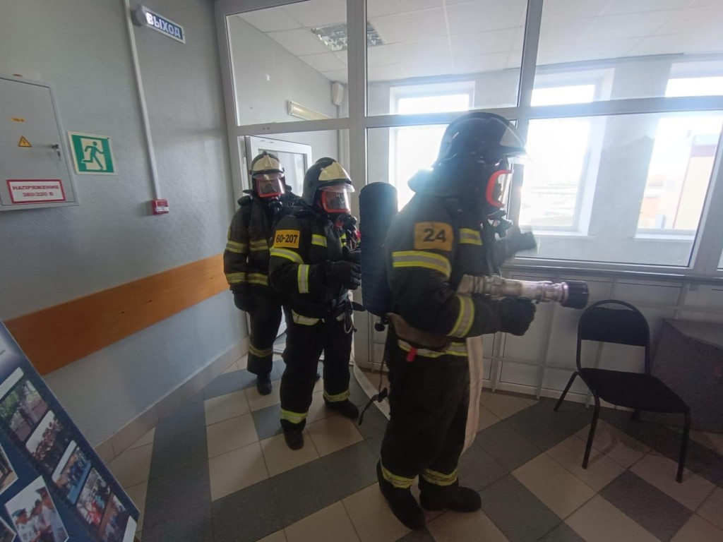 Тренировка на максимум: в Серебряных Прудах прошли учения по спасению из задымленного здания