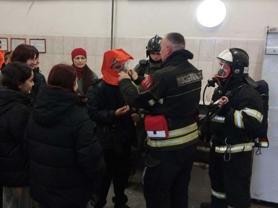 Огонь — не игрушка: семиклассники из Электроуглей прошли экспресс-курс у спасателей