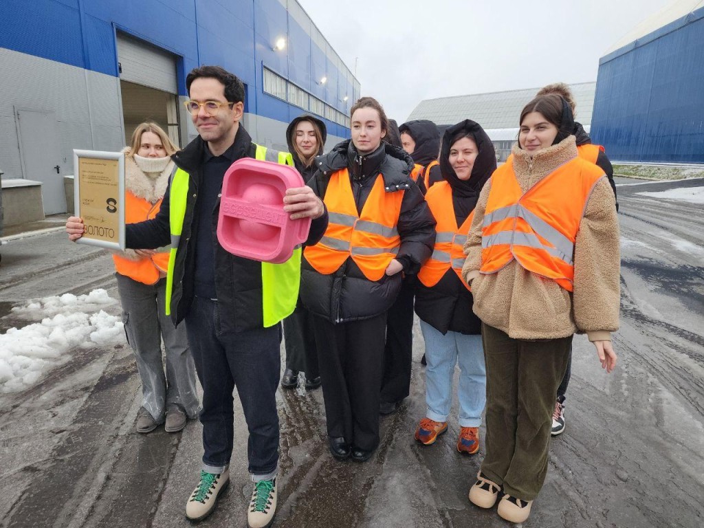 Рестораторам из столицы показали, как в Солнечногорске делают экологичную упаковку из макулатуры