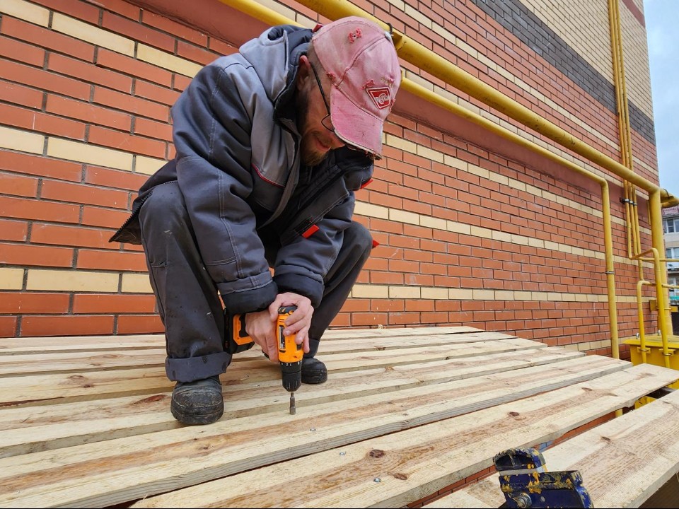 Все сделали за один день: экстренный ремонт крыши укрытия провели в доме на Белобородова