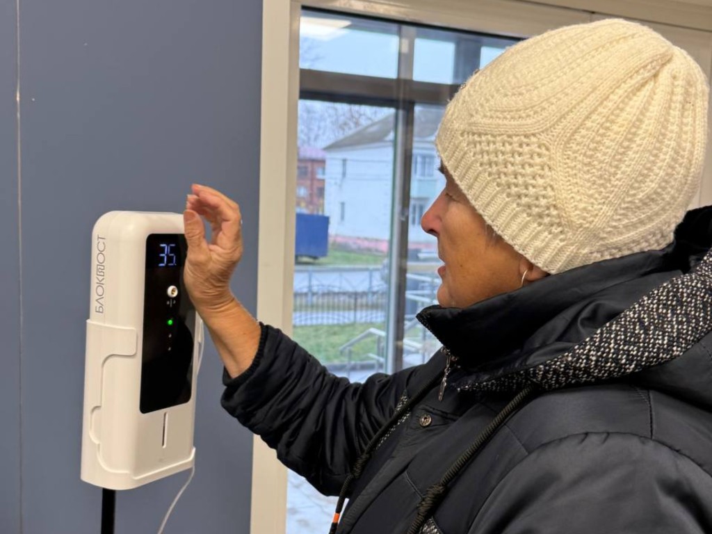 В Шатурской взрослой поликлинике появился бесконтактный градусник с антисептиком