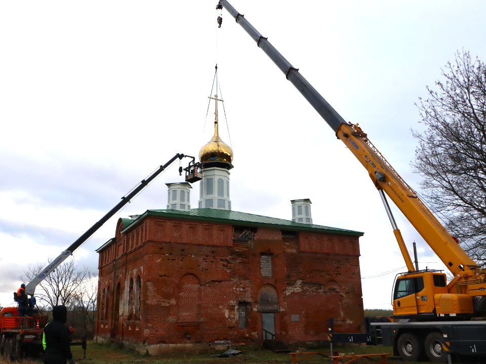 Возрождение из руин: храм в Клемове вновь увенчан куполом и крестом