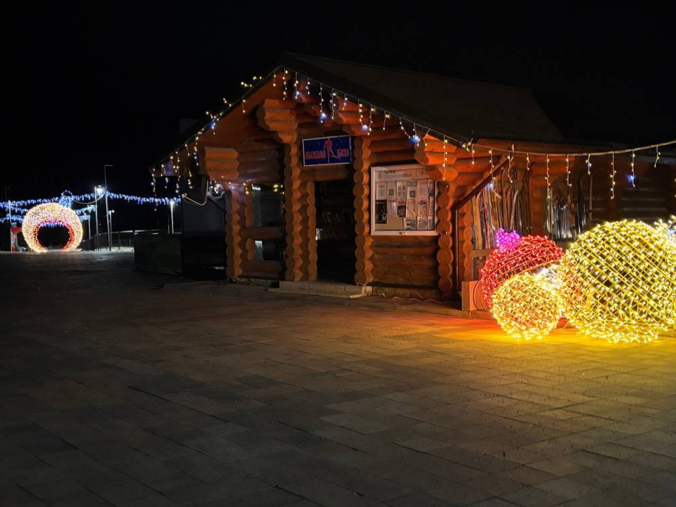 Новогодняя сказка начинается: в Можайском парке установили световые инсталляции