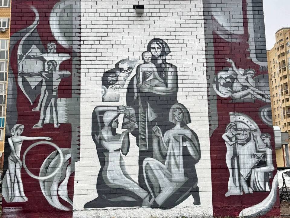 Мурал с сюжетом разрушенного сграффито воссоздали на трансформаторе в Пирогово