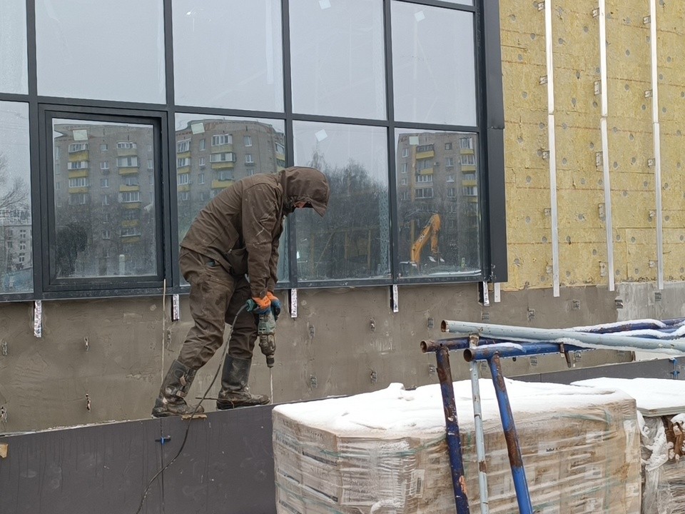 Началась облицовка фасада в физкультурно-оздоровительном комплекса с бассейном в Катюшках