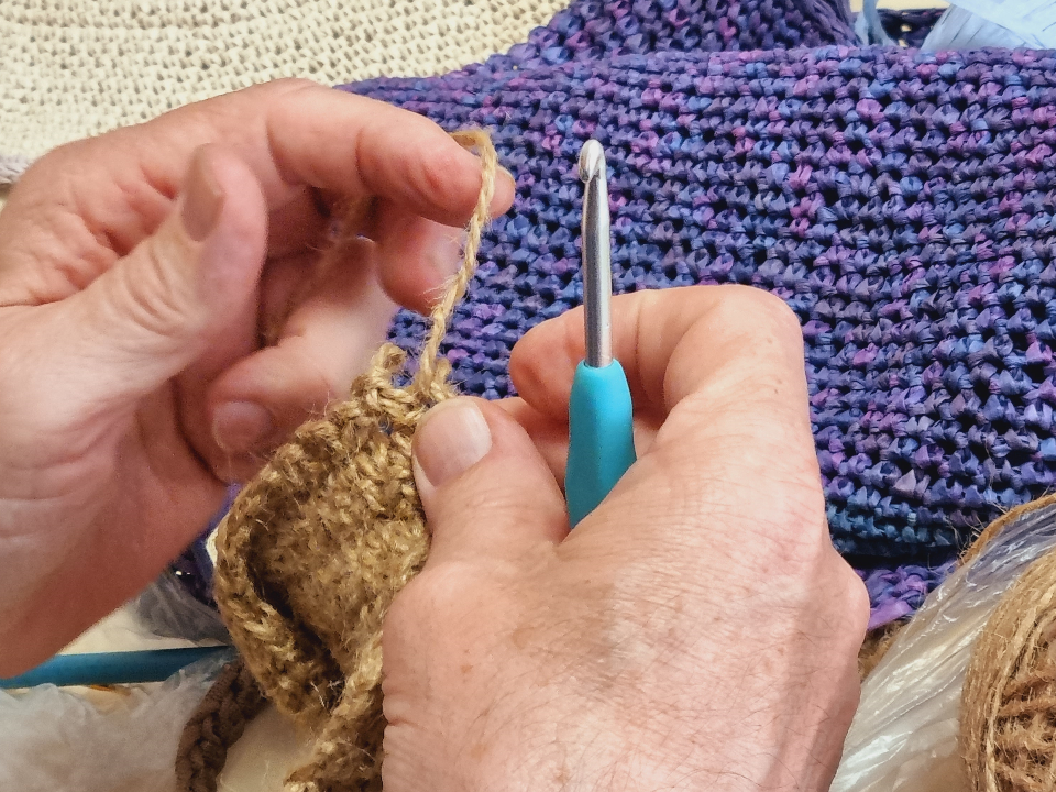 Доброе дело согревает: волонтеры из Видного прислали теплые пледы ветеранам в Можайске