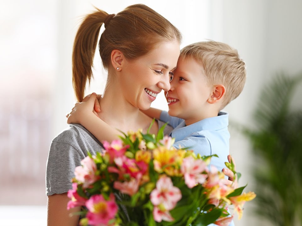 «Спасибо за ваше бесконечное терпение»: спасатели поздравили жительниц Подмосковья с Днем матери