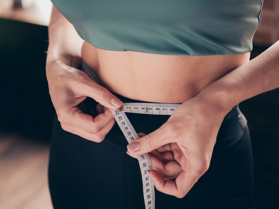 Как избавиться от лишних килограммов после застолья: советы опытного тренера