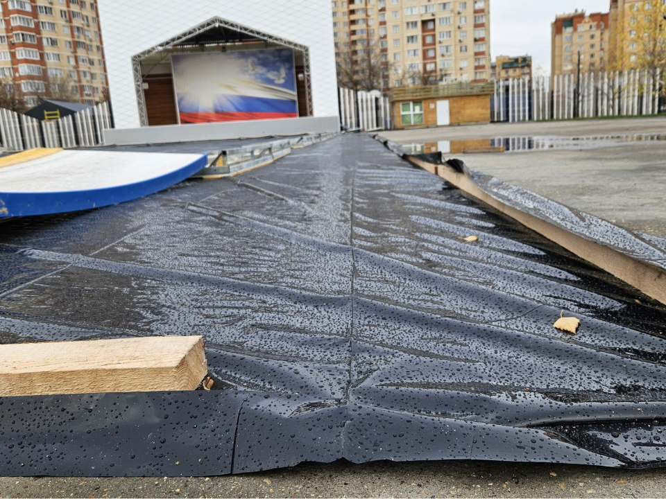 В Центральном парке Победы начали устанавливать основание для будущего ледового катка