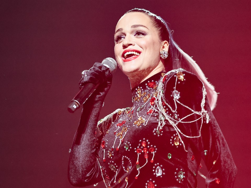 «Малахольная бабка»: певица Слава похвасталась фигурой в ярком бикини