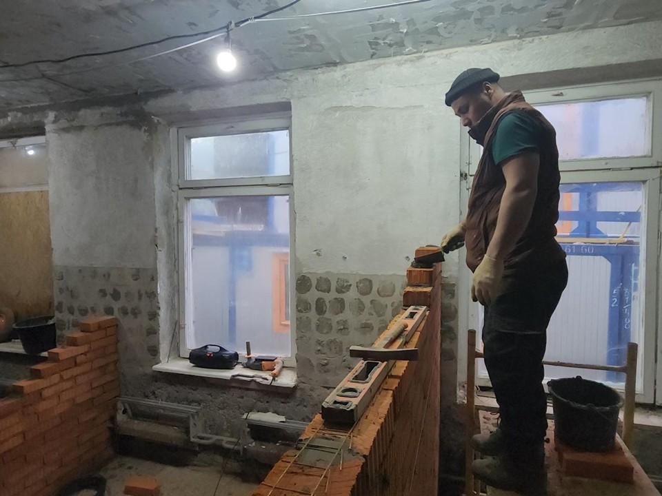 В Серпухове ремонтируют детсад № 51: строители пробивают новые проемы и возводят перегородки