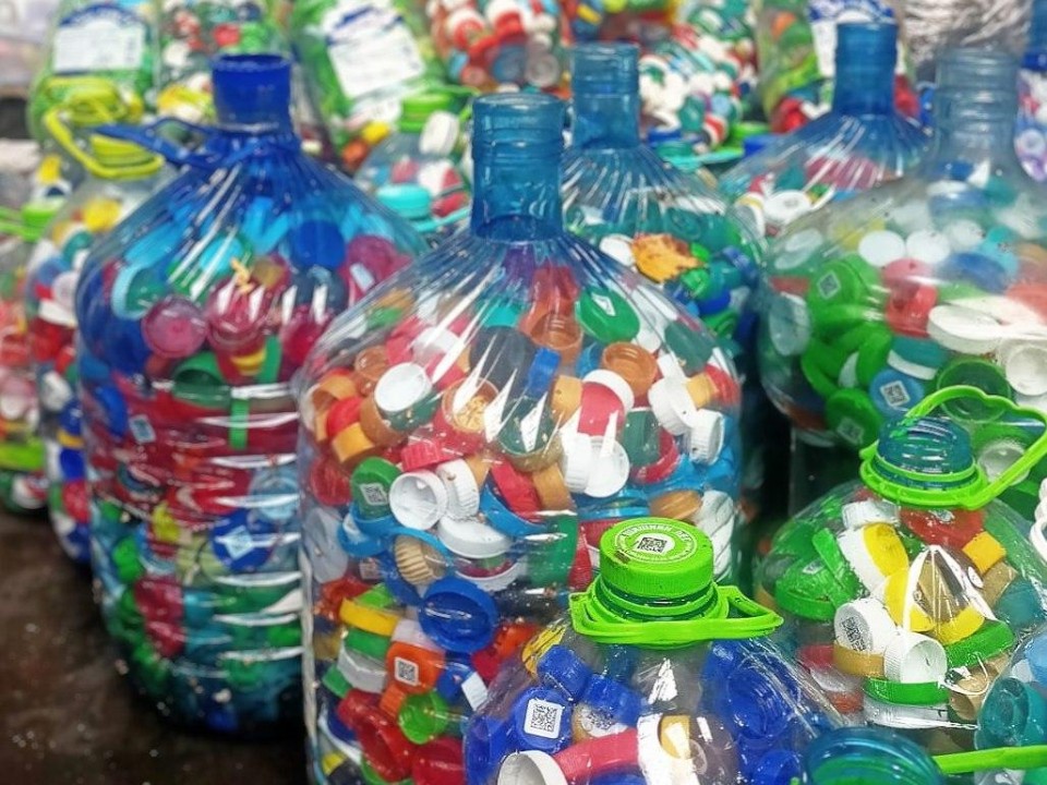 Маленькие крышки — большие дела: как полтонны пластика в Воскресенске превратились в помощь детям-сиротам