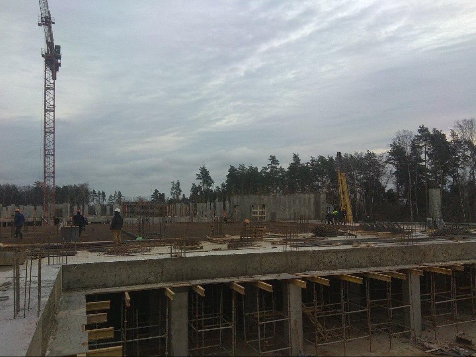 От бетонирования до озеленения: как идет стройка супершколы в поселке Октябрьский — сроки и детали