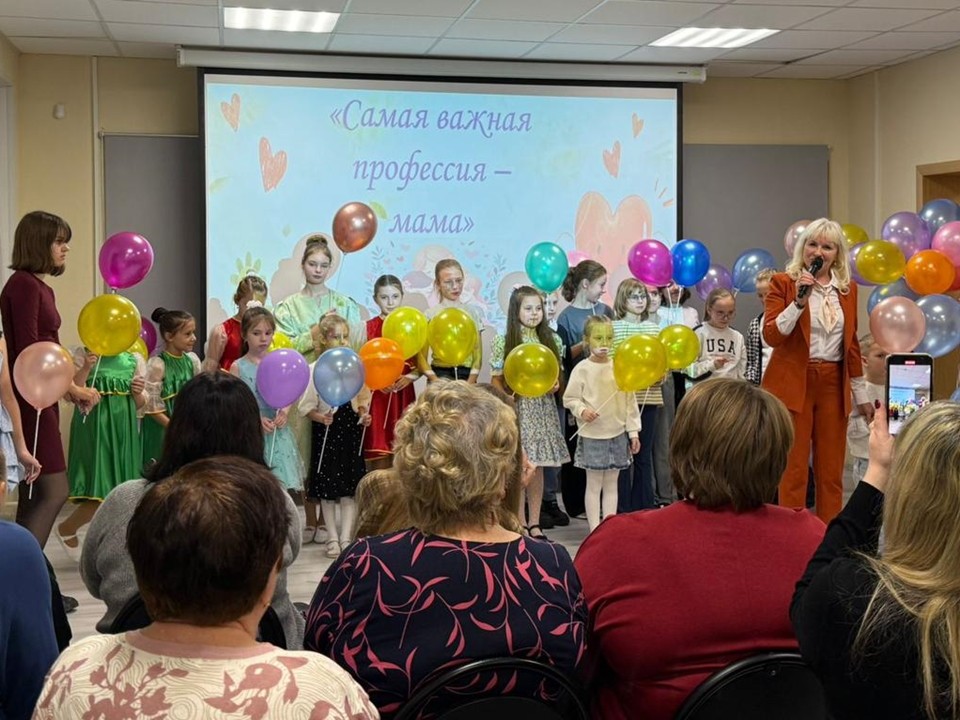 В Серпухове устроили теплый праздник в честь Дня матери с концертом и сюрпризами