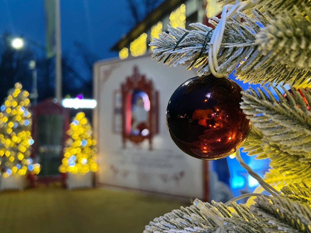 В Одинцовском парке установили гигантскую сказочную фотокнигу