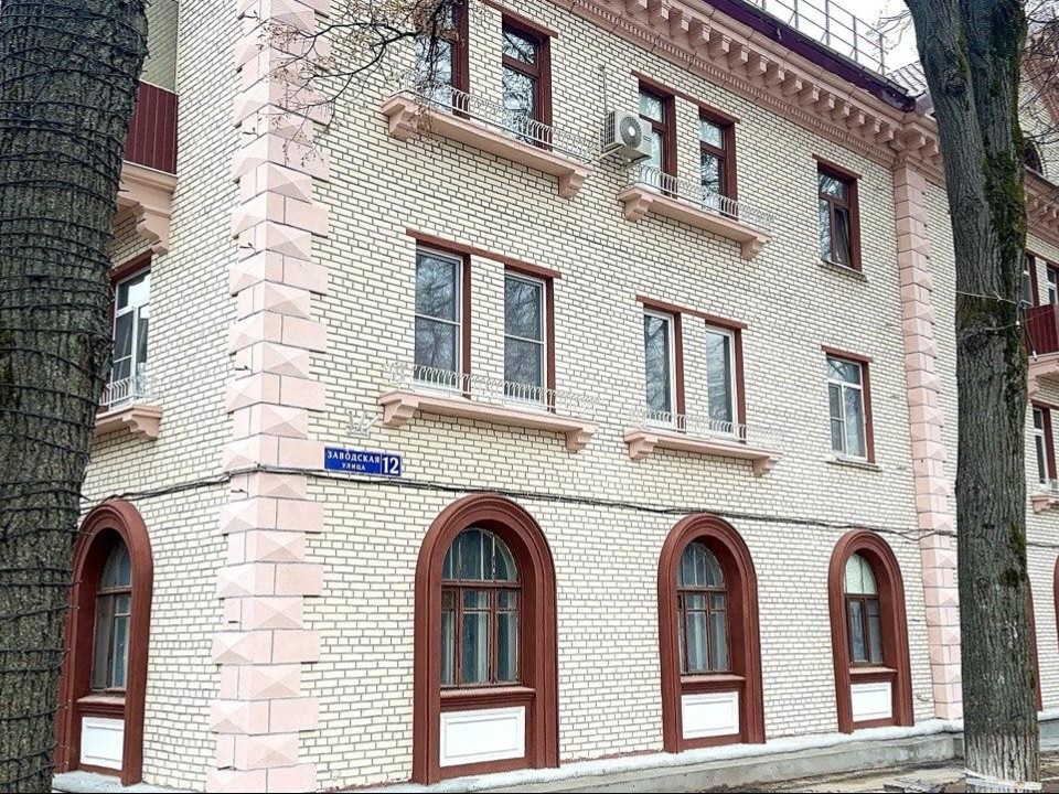 Трещины исчезают, фасад сияет: как преображается старый дом на Заводской