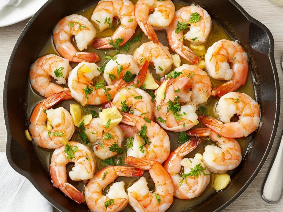 Чтобы мужа удивить: несложный домашний ужин ресторанного уровня — креветки, чеснок и 10 минут времени