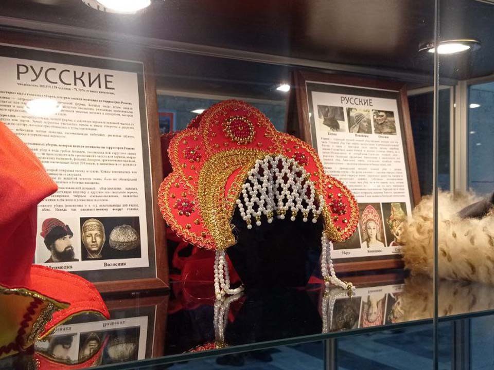 Шлычка, мурмолка, очелья: на выставке в Солнечногорске представили национальные головные уборы