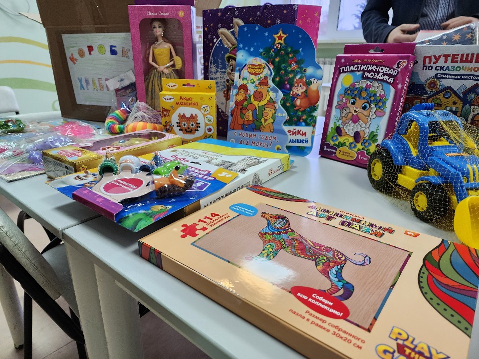 Успеть до 1 декабря: жители округа наполняют «Коробки храбрости» для пациентов детских больниц