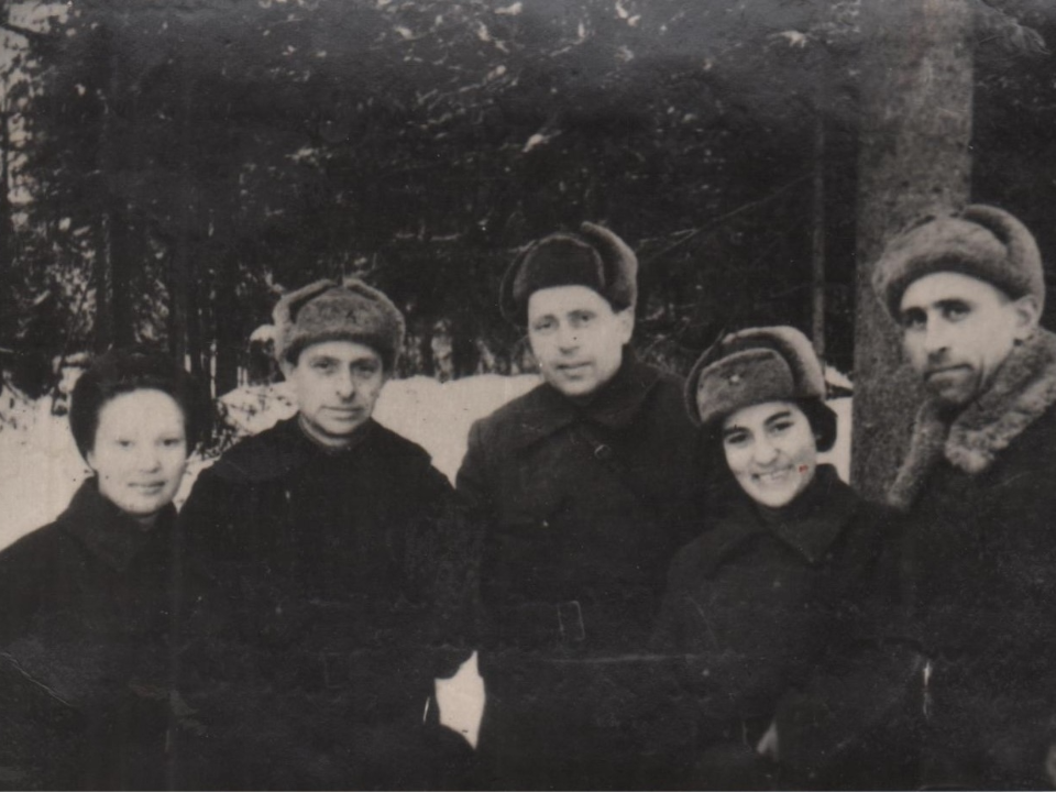 Найденное фото политработников 74-й бригады раскрывает детали фронтовой жизни