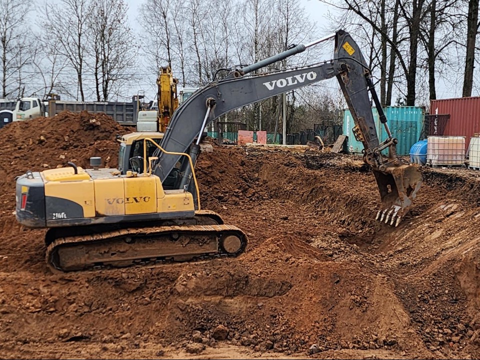 Экскаваторы, башенный кран и желтый песок: в Новопетровском начали строить новый корпус школы