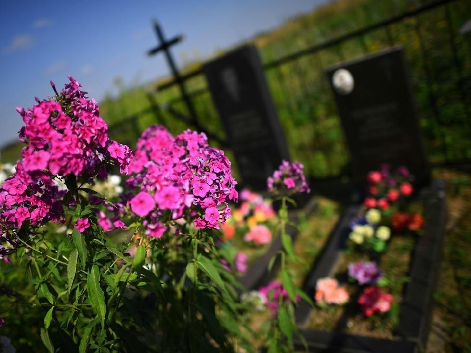 Поминальные сладости на кладбищах: можно ли их есть по православным канонам