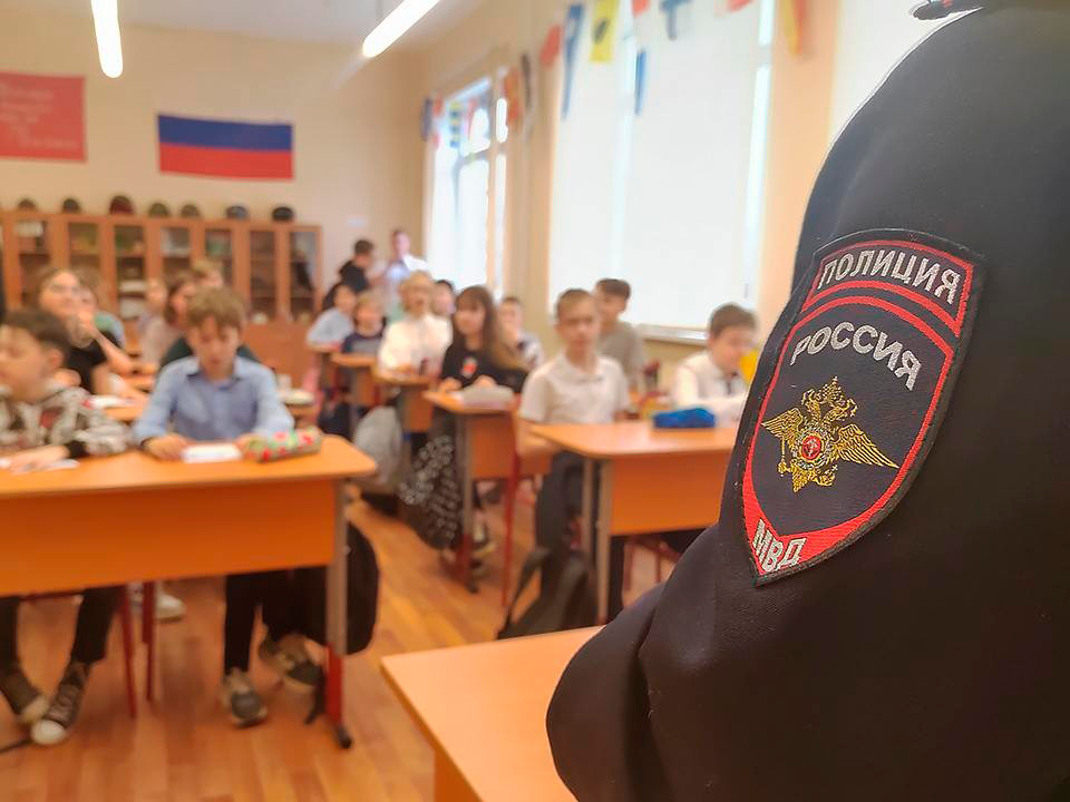 Зарайские полицейские провели для школьников урок по противодействию экстремизму