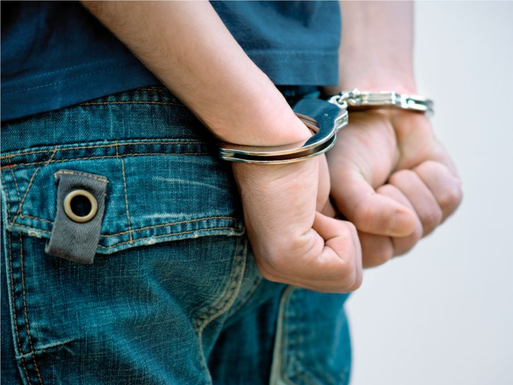 Сотрудники правопорядка задержали подростка, который поджог полицейскую машину в Химках