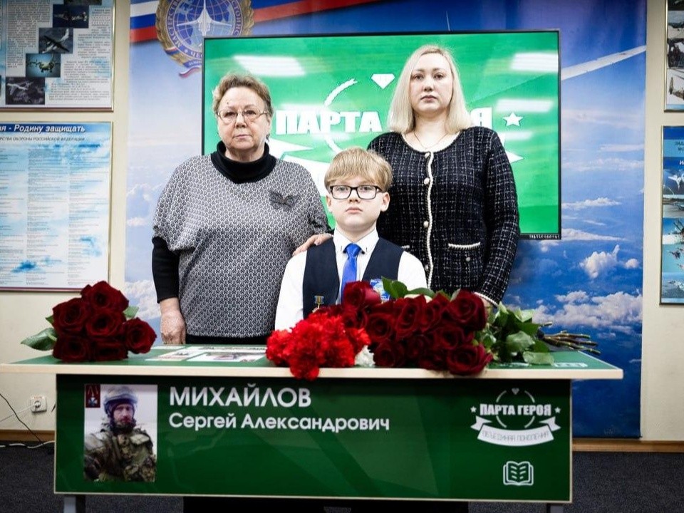 «Здесь учится его сын»: четвертую Парту Героя открыли в дзержинском лицее №3