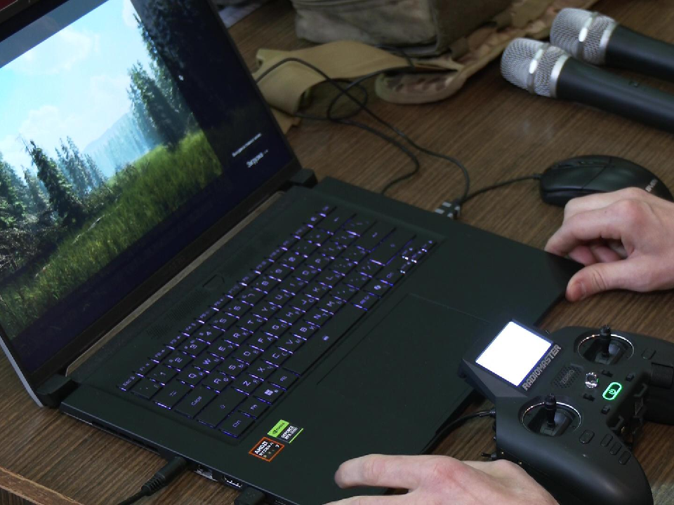 Ветераны СВО в Дубне учат студентов управлять БПЛА на специальном симуляторе