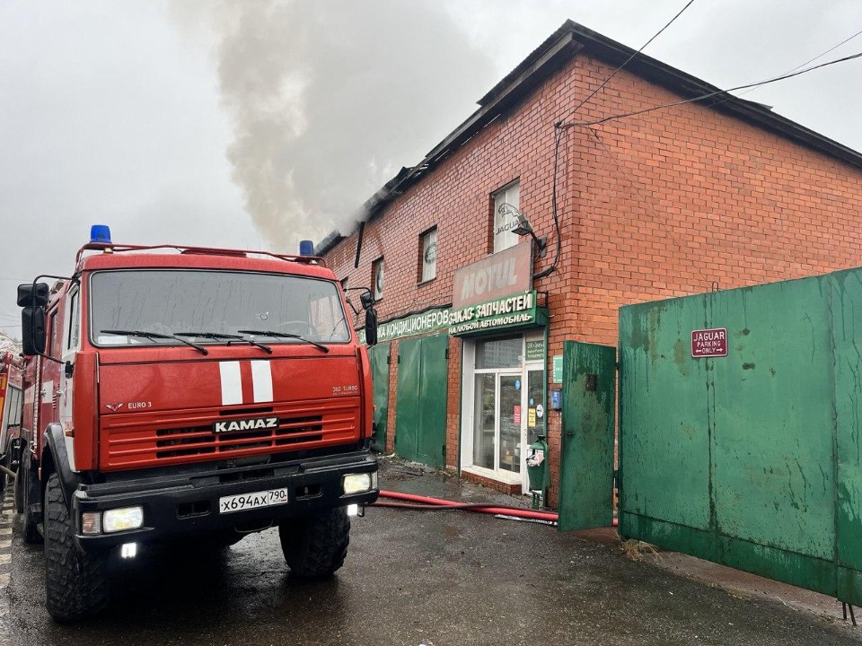Огонь захватил кровлю, но не все здание: как спасатели «Мособлпожспаса» перехитрили пожар в автосервисе Одинцова