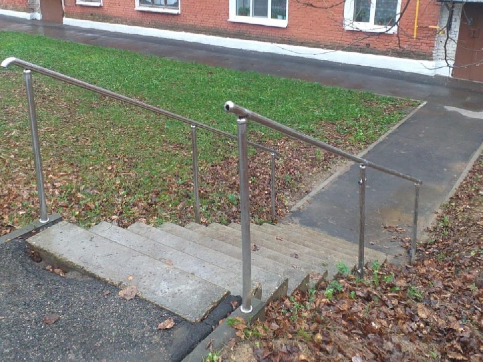 У дома в Майданово починили лестницу