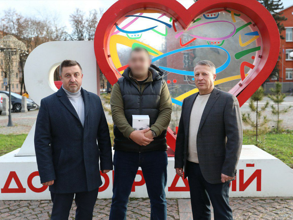 Глава Долгопрудного Олег Сотник передал беспилотный аппарат бойцу СВО