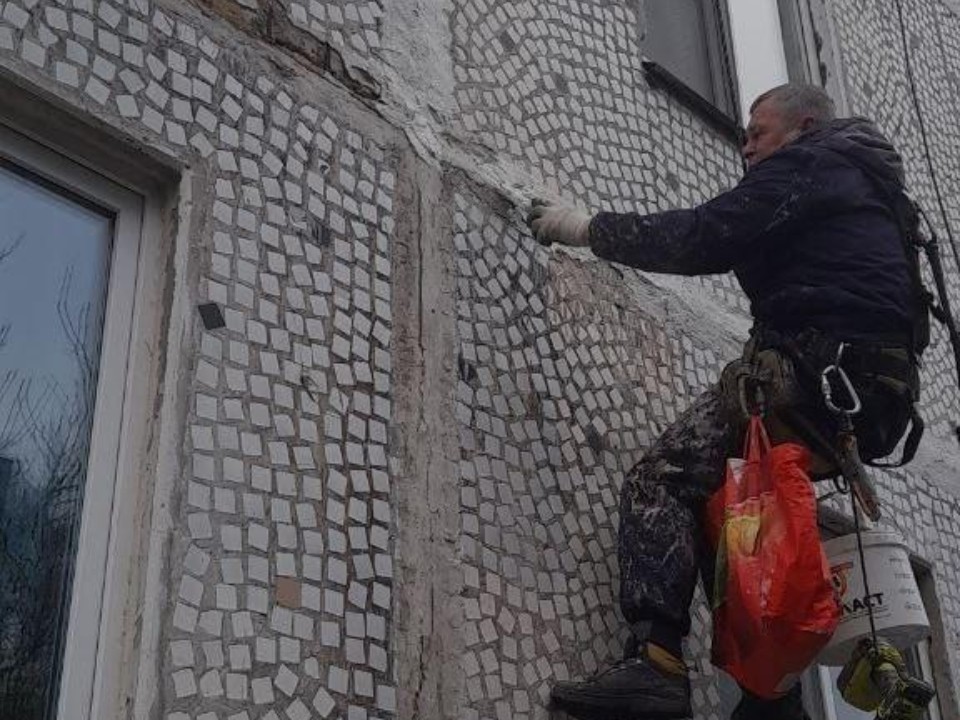 Протекают швы или скрипят двери? Кто обязан делать ремонт в МКД и что делать, если работы выполняются некачественно