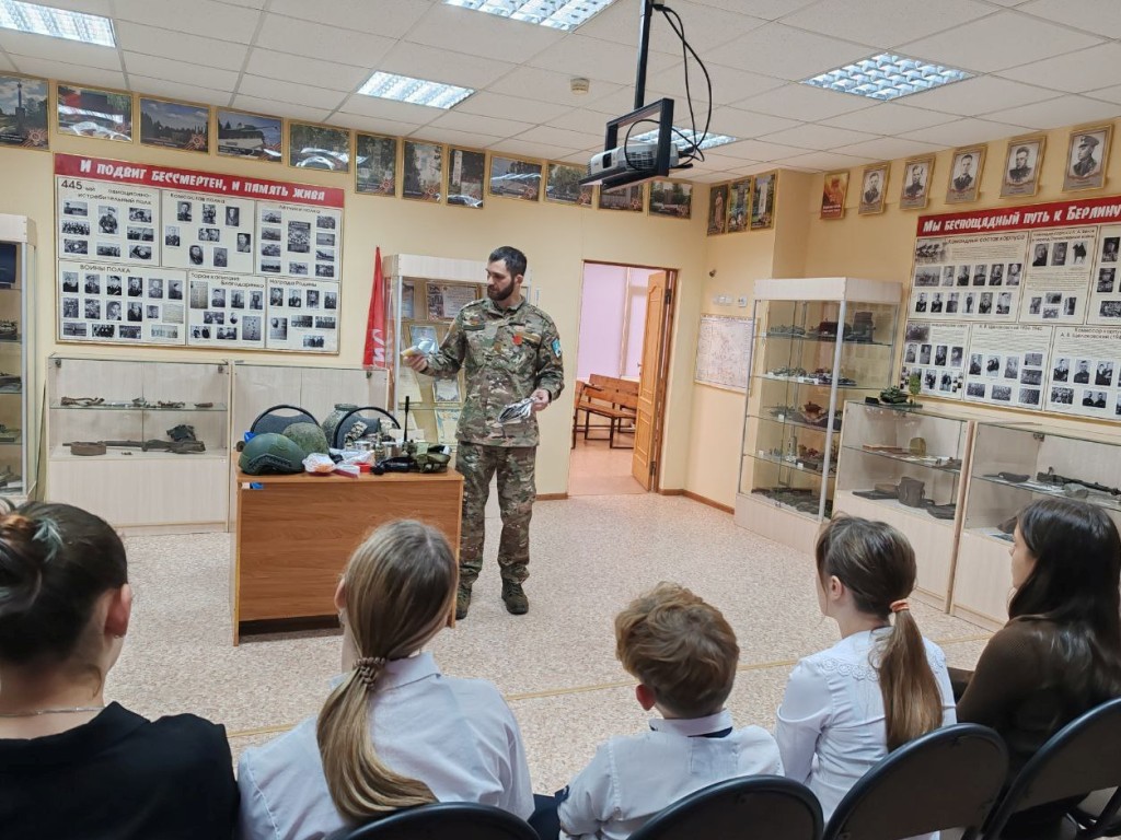Экспонаты Великой Отечественной и СВО стали частью урока мужества в Кашире