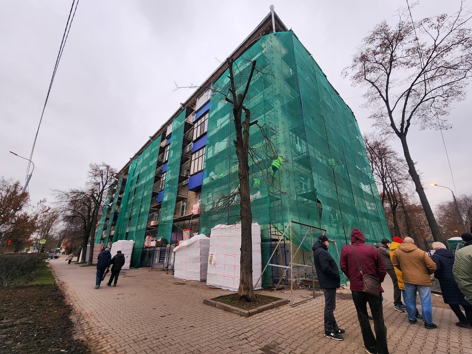 Больше людей — выше скорость: как продвигается ремонт фасадов на Мира и Щербакова