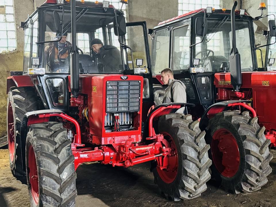 Шесть новых тракторов задействуют предстоящей зимой для уборки снега на сельских территориях