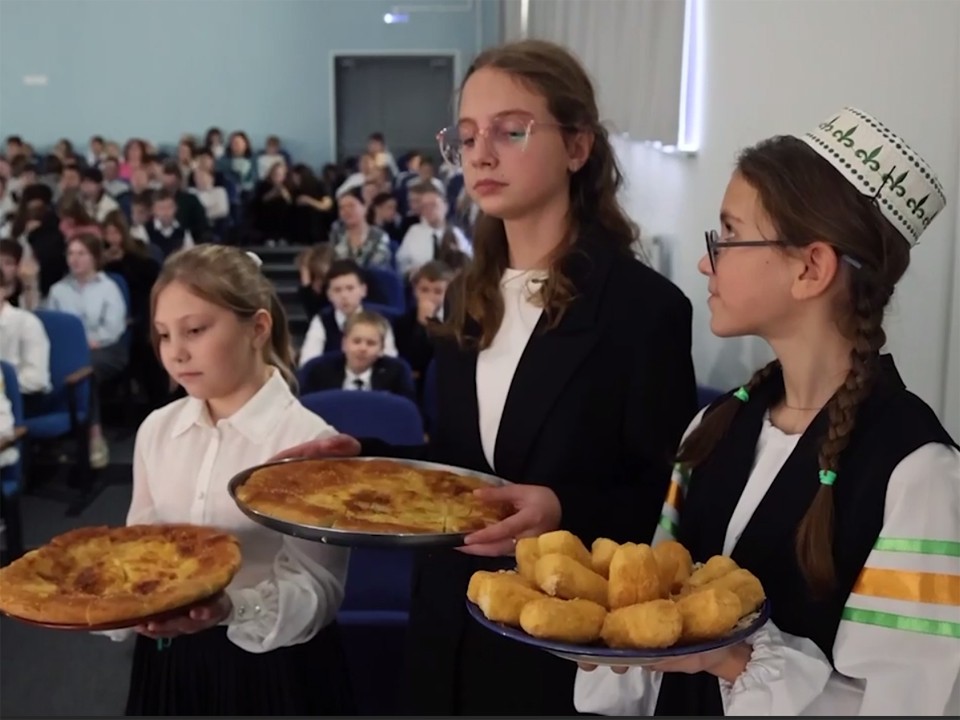 Пюремеч и баурсак приготовили школьники Звездного городка в честь Дня народного единства